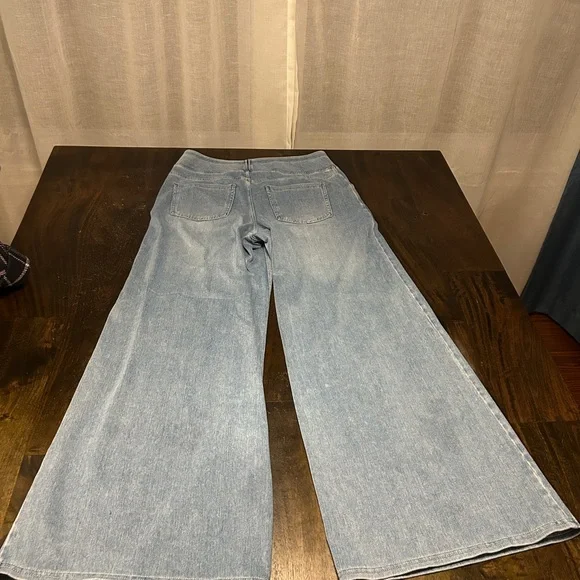 Halara Sweatpants Blue Jeans - Women's Light Blue Wide-Leg Jeans with pockets - Picture 4 of 5